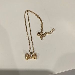 Gold bow pearl necklace